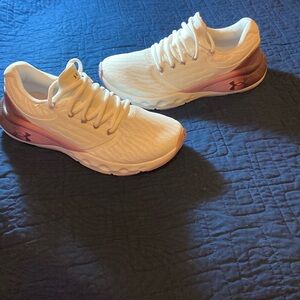 UNDER ARMOUR Womens Charged Vantage size 6.5 walking/ running shoes.